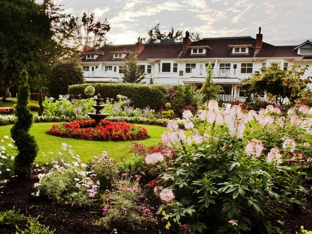 Crown Mansion Boutique Hotel & Villas Qualicum Beach Buitenkant foto