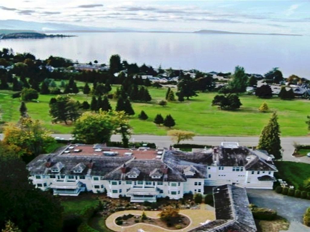 Crown Mansion Boutique Hotel & Villas Qualicum Beach Buitenkant foto